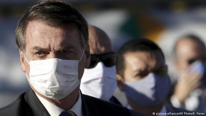 Jair Bolsonaro wears a face mask (picture-alliance/AP Photo/E. Peres)