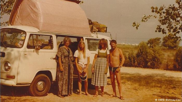 Sue mit Familie vor Camperwagen, Italien (DW/S. Bonney-Cox)