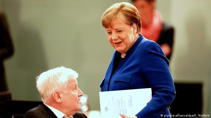 Seehofer'i suç duyurusu konusunda Merkel'in geri püskürttüğü iddia edildi 
