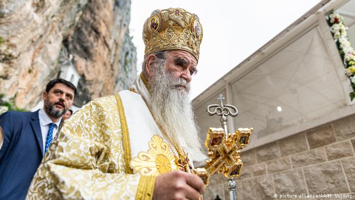 Bishop Amfilohije carries church paraphernalia (picture-alliance/AA/M. Vujovic)