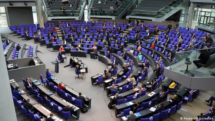 Deutschland Bundestag | Befragung der Bundesregierung: Bundeskanzlerin Angela Merkel (Reuters/H Hanschke)