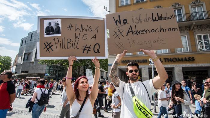 Deutschland München | Etwa 3000 Menschen protestieren gegen Corona-Auflagen mit teils Verschwörungstheoretischem Hintergrund