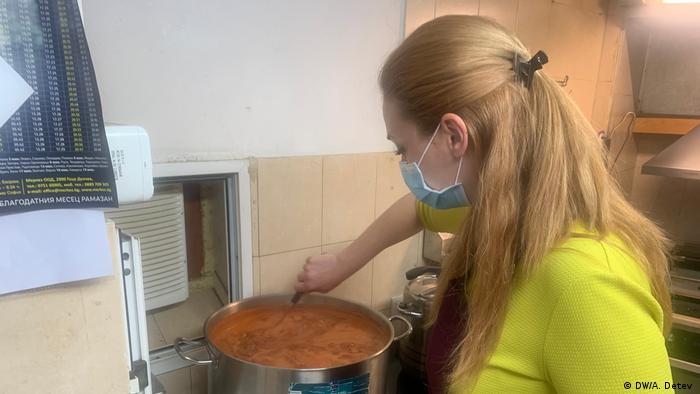 Всяка сутрин в бистро Каристо в София приготвят топъл обяд за хора в нужда