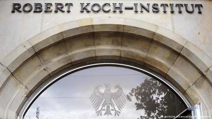 Berlin Eingang Robert-Koch-Institut Schriftzug (picture-alliance/dpa/K. Gabbert)