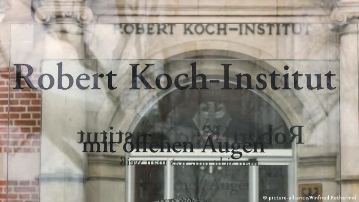Berlin Eingang Robert-Koch-Institut Schriftzug (picture-alliance/Winfried Rothermel)