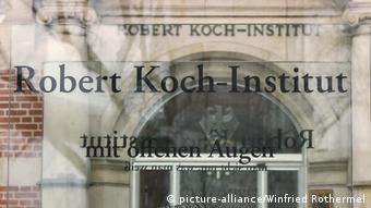 Berlin Eingang Robert-Koch-Institut Schriftzug (picture-alliance/Winfried Rothermel)