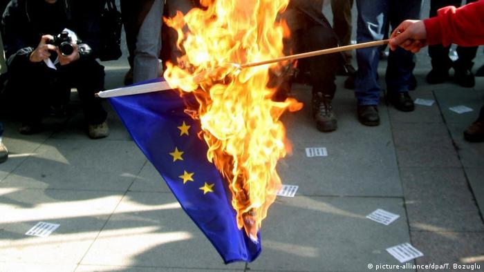 Türkei Demonstrant verbrennt EU Fahne (picture-alliance/dpa/T. Bozuglu)