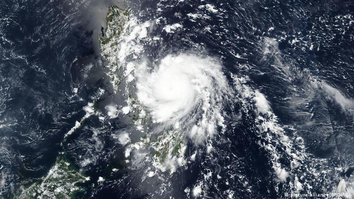 Satellitenbild Taifun Vongfong rast auf östlichen Philippinen zu (picture-alliance/AP/NASA)