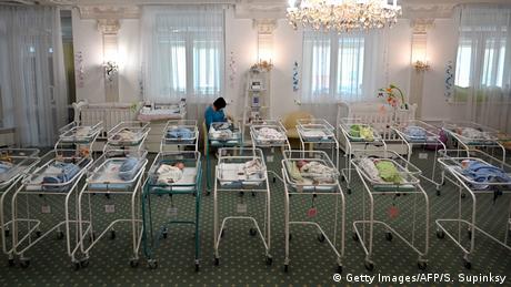 Así se ve la sala con los más de 100 bebés nacidos de vientres de alquiler en Ucrania que esperan a sus padres adoptivos.