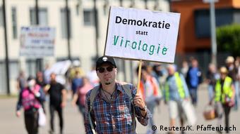«Δημοκρατία αντί Ιολογία» ζητά αυτός ο διαδηλωτής στη Στουτγάρδη