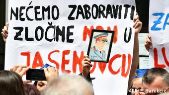Αντιδιαδήλωση με πορτρέτα του Τίτο, στις εκδηλώσεις για τους νεκρούς του Μπλάιμπουργκ στο Σεράγεβο