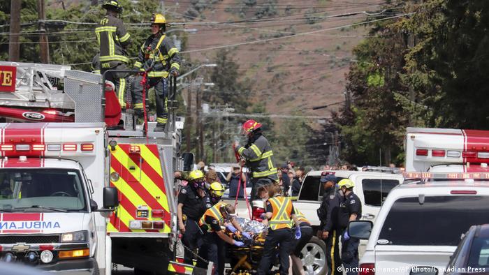 First responders transport an injured person on a stretcher at the scene of the crash (picture-alliance/AP Photo/Canadian Press)