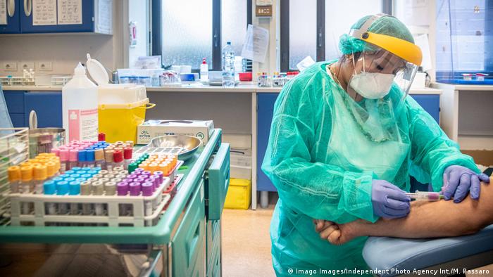 Una enfermera toma una muestra de sangre en un hospital de Milán, Italia (15.05.2020)