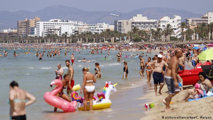 A packed beach in Mallorca, Spain (picture-alliance/dpa/C. Margais)