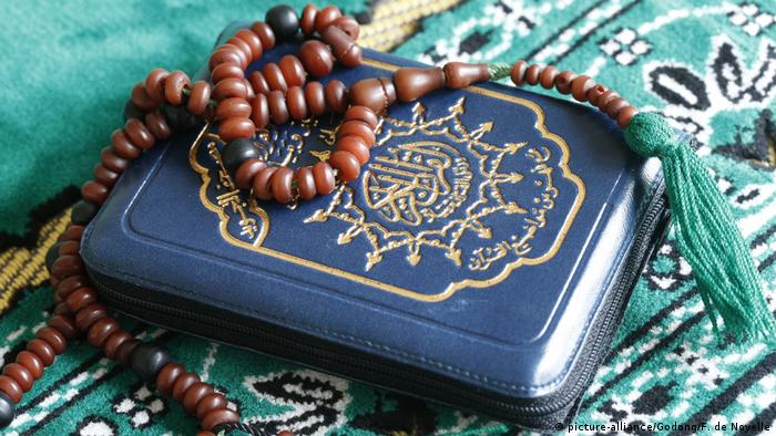 Koran und Gebetskette (picture-alliance/Godong/F. de Noyelle)