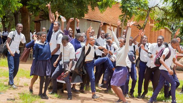 School pupils celebrate in Malawi (DW/M. Kaliza)