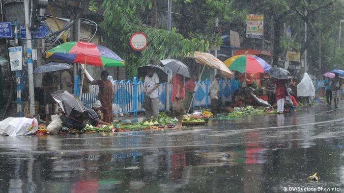 People standing close to each other in Kolkata street (DW/Sudipta Bhowmick)