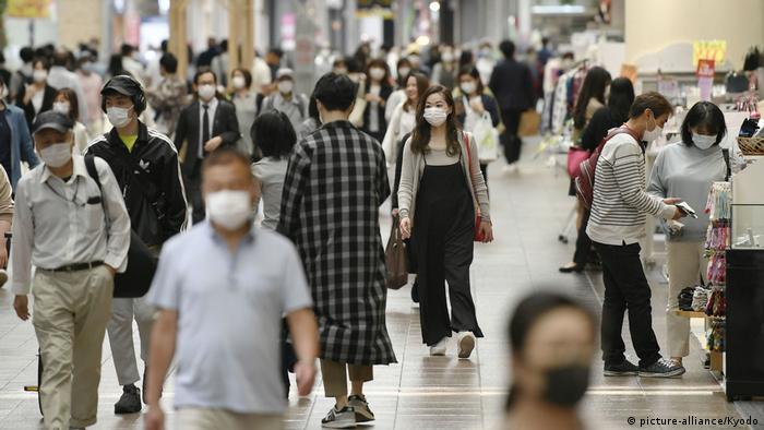 People wearing face masks at a shopping mall in Kobe, Japan (picture-alliance/Kyodo)