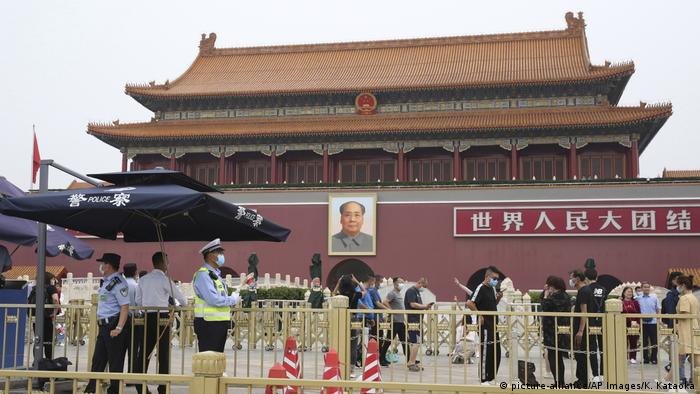 China Peking | Tiananmen Platz (picture-alliance/AP Images/K. Kataoka)