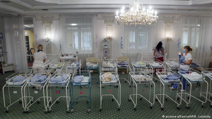 Ukraine Kiew Babys von Leihmüttern im Hotel (picture-alliance/AP/E. Lukatsky)