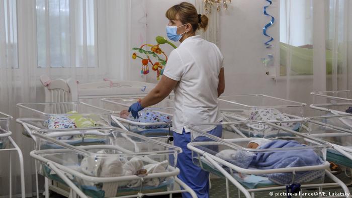 Kiev: bebeluși născuți de mame surogat