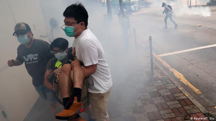 Hongkong Polizei setzt Tränengas gegen Demonstranten ein (Reuters/T. Siu)