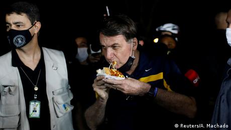 Buen provecho: Jair Bolsonaro se quita la máscara para comer un Hot Dog.