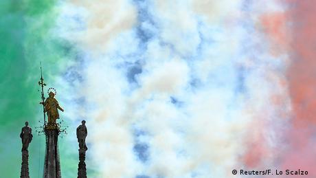 Colores de la bandera italiana en el cielo, hechos con humo.