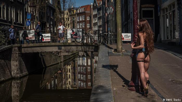Trabajadora sexual en las calles de Amsterdam