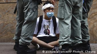 Hongkong Proteste Gesetz Nationalhymne Festnahme (picture-alliance/AP Photo/K. Cheung)