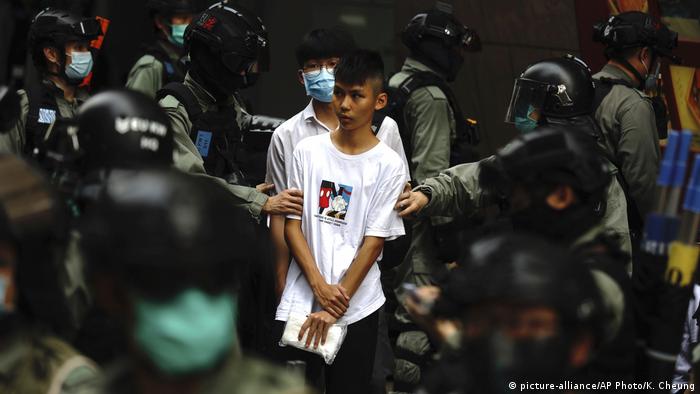 Hongkong Proteste Gesetz Nationalhymne Festnahme (picture-alliance/AP Photo/K. Cheung)