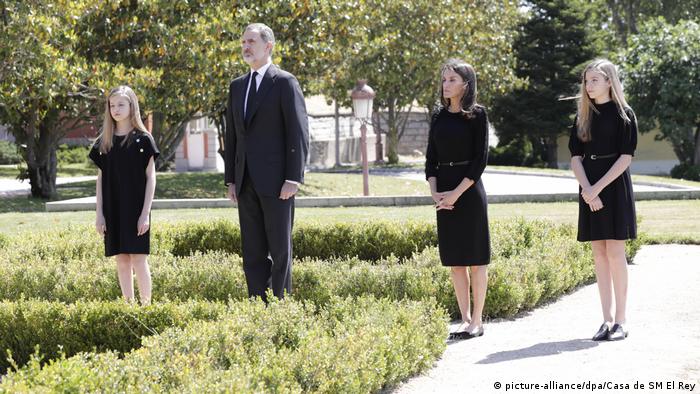 Members of the Spanish royal family standing in black (picture-alliance/dpa/Casa de SM El Rey)
