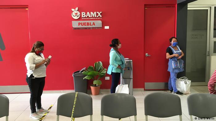 People in line at a Banco de Alimentos Mexicanos (DW/S.Weiss)