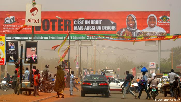 Almajiri begging at a busy crossroads in Niamey (DW/Katrin Gänsler)