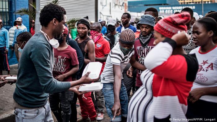 Residents queue for food in Johannesburg (Getty Images/AFP/M. Longari)