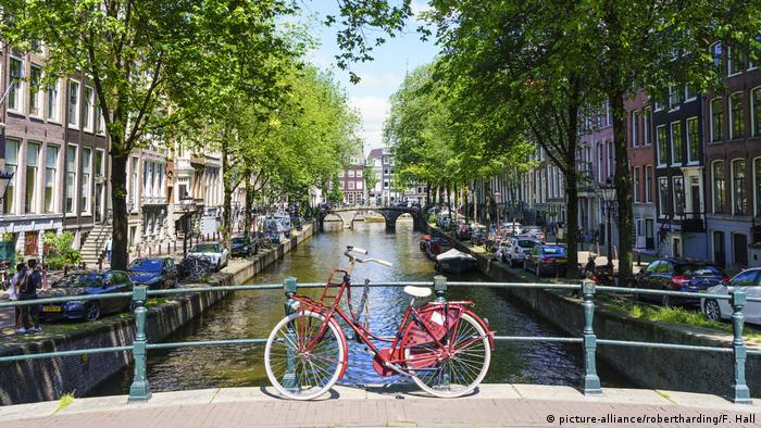 Bildergalerie Fahrräder | Niederlande Fahrrad auf einer Brücke (picture-alliance/robertharding/F. Hall)
