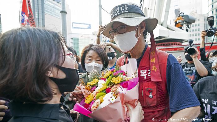 Kim Yong-hee is given flowers (picture-alliance/AP/Yonhap/Yun Dong-jin)