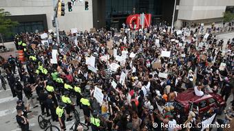 CNN televizyonunun merkez binası önünde protestocular