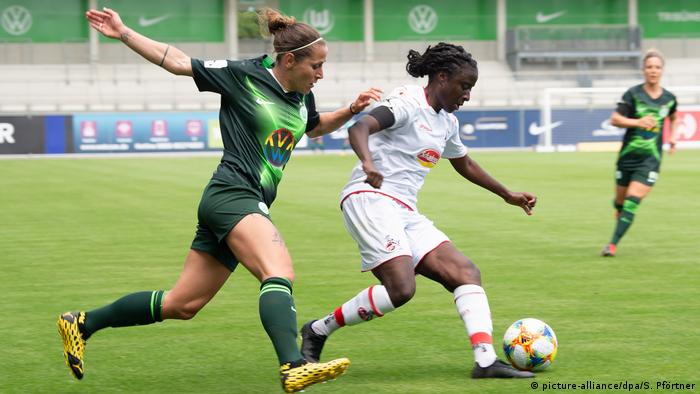 Women's Bundesliga match between Wolfsburg and FC Köln (picture-alliance/dpa/S. Pförtner)