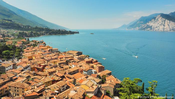Italy | Aerial view of the town of Malcesine on Lake Garda (picture-alliance/dpa/Zoonar)