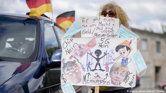 A protester waves a homemade sign against the coronavirus restrictions (picture-alliance/dpa/C. Soeder)