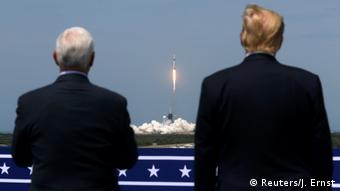 ABD Başkanı Donald Trump (sağda( ve Yardımcısı Mike Pence Falcon-9 roketinin fırlatılışını Florida'daki NASA üssünde izledi