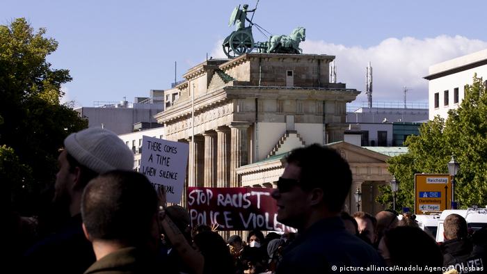 Deutschland Berlin Protest | Tod George Floyd durch Polizeigewalt in Minneapolis, USA (picture-alliance/Anadolu Agency/A. Hosbas)