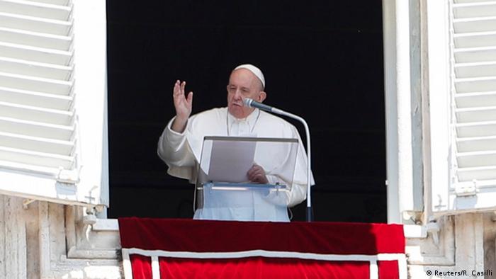 Vatikan | Papst Franziskus beim Gebet am Fenster (Reuters/R. Casilli)