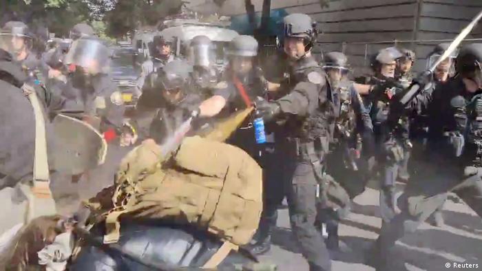 پلیس پورتلند برای پراکندن معترضان از گاز فلفل استفاده می‌کند
