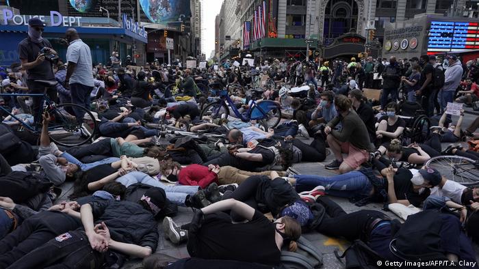 ​​​​New York'taki Times Square'de Black Lives Matter (Siyahların Hayatı Önemlidir) sloganı ile polis şiddeti protesto edildi.