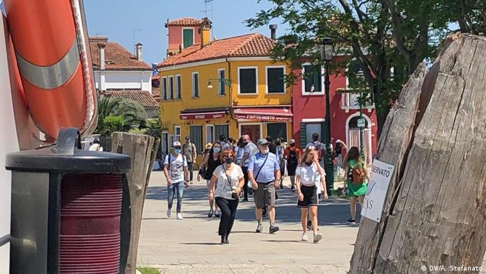 Turistas retornam à ilha de Burano, na lagoa de Veneza