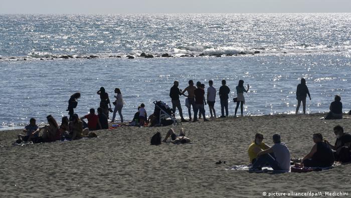 people on the beach of Ostia, Italy (picture-alliance/dpa/A. Medichini)