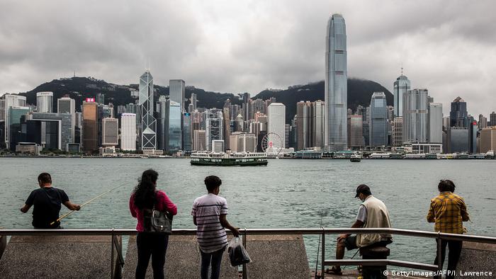 Hongkong Victoria Harbour | Aussichtsplattform (Getty Images/AFP/I. Lawrence)