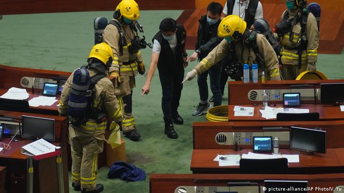 Hongkong Legislativrat Oppositioneller leert gefährliche Flüssigkeit aus (picture-alliance/AP Photo/V. Yu)